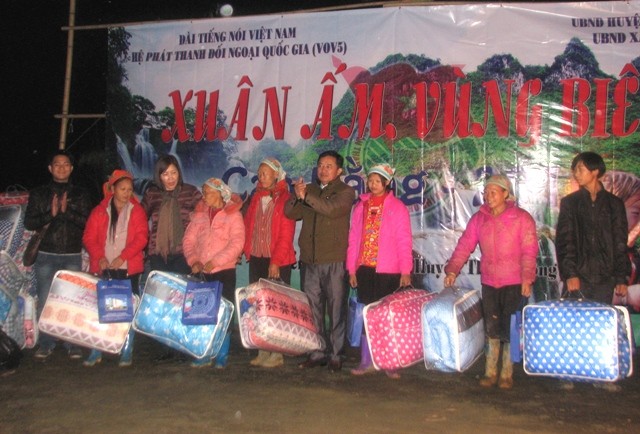 VOV5 организовал программу «Теплая весна на границах страны» в провинции Каобанг - ảnh 5